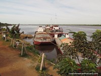 Os barcos de carga entraram em doca no porto em Concepcion. Paraguai, América do Sul.