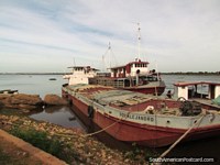 O barco de carga de Dom Alejandro pôs em doca em Concepcion em Rio o Paraguai. Paraguai, América do Sul.