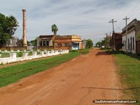 Uma velha rua em Concepcion que conduz abaixo ao Rio de Paraguai. Paraguai, América do Sul.