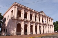 Muitas arcadas rosa no Palácio Legislativo (1857) em Asunción. Paraguai, América do Sul.