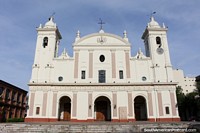 La enorme catedral atractiva en Asunción. Paraguay, Sudamerica.