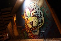 Mural impresionante de un tigre en Asunción por la noche. Paraguay, Sudamerica.