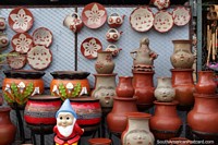 Portadores de pote bonitos e placas ornamentais de parede, da capital cerâmica Aregua. Paraguai, América do Sul.