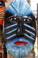 Hermosa cara máscara de cerámica con los labios rojos y las rayas de cara, realizadas en Areguá. Paraguay, Sudamerica.