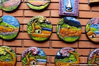 Placas ornamentais de parede redondas que representam vida na zona rural paraguaia, cerâmica de Aregua. Paraguai, América do Sul.