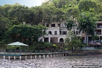 Una mansión o un hotel con embarcadero privado en la orilla del agua en San Bernardino. Paraguay, Sudamerica.