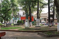 Shops around Praça dos Heroes, um lugar bonito de descansar em Villarrica. Paraguai, América do Sul.