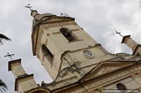 O sino e torre de relógio da catedral de Villarrica. Paraguai, América do Sul.