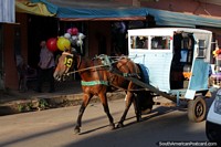 Coche de caballos paseo a lo largo de la calle en Villarrica. Paraguay, Sudamerica.