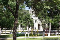Versão maior do A igreja e praça pública em Mbocayaty, pequena cidade, ao norte de Villarrica.