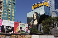 Visite Mona Lisa que faz compras alameda em Cidade do Este, a cidade de compras. Paraguai, América do Sul.