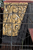 Mural de una mujer indígena, esculpido y tallado, Ciudad del Este.