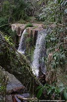 Salto Minas, bonita cascada que fluye en el bosque en el Parque Nacional Ybycui.