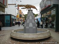 O monumento de lagosta na rua em Camana. Peru, América do Sul.