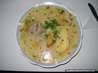 Versión más grande de La mejor sopa en Sudamérica está en Camana, carne, patata, fideos, cebolla, jengibre... ¡Restaurant El Pacifico!