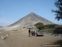 Versión más grande de Montaña de Cerro Blanco en el lado del sur del valle de Moche en Trujillo.
