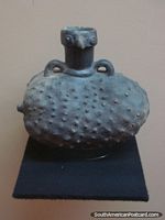 Un artefacto de metal de Chimu antiguo en el museo de Chan Chan. Perú, Sudamerica.