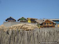Acomodações coloridas na colina atrás de praia de Mancora. Peru, América do Sul.