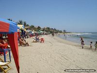 A praia de Mancora tem a bela areia branca. Peru, América do Sul.