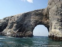 Arco de la roca asombrosa en Islas Ballestas en Pisco. Per, Sudamerica.