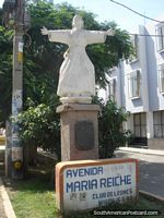 Avenida Maria Reiche en Nazca, gastó su vida que planea la matriz de las Líneas Nazca. Perú, Sudamerica.