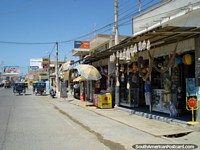 Calle y tiendas en Mancora. Perú, Sudamerica.
