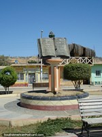 Monumento de livro aberto para o norte fora de Mancora. Peru, América do Sul.
