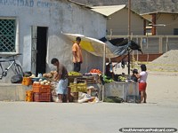 Frutas y verduras a la venta en la calle en Bocapan, costa norte. Perú, Sudamerica.
