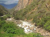 Río y cantos rodados en el camino de Bagua Grande a Chachapoyas. Perú, Sudamerica.