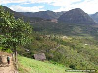 Versión más grande de Paisaje alrededor del pueblo de Cocachimba durante su visita a las Cataratas de Gocta cerca de Chachapoyas.