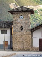La torre de reloj de la iglesia de piedra en Leymebamba. Perú, Sudamerica.
