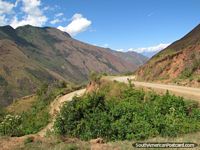 Unpaved road around the mountain ridges between Leymebamba and Celendin. Peru, South America.