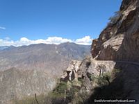 Versión más grande de Camino en el borde de un acantilado rocoso a Celendin de Leymebamba.