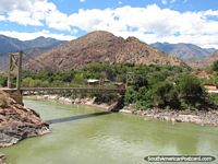 Versão maior do Rememorar da ponte através do rio entre Leymebamba e Celendin.