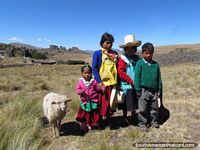 Hijos campesinos locales de Cumbemayo y su cordero, Cajamarca. Perú, Sudamerica.