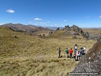 Um grupo e o seu guia em Cumbemayo, Cajamarca. Peru, América do Sul.