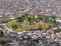 Vista de ciudad de Cajamarca y Cerro Santa Apolonia desde encima cerca de Cumbemayo. Perú, Sudamerica.