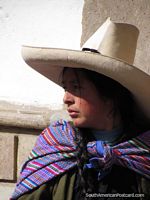 Vestido tradicional de Cajamarca, chapéu de vaqueiro branco e tecidos coloridos. Peru, América do Sul.