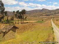 Llanuras hermosas, campos de la cosecha y montañas cerca de norte de San Marcos de Cajabamba. Perú, Sudamerica.