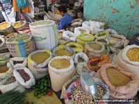 Grão, sementes e grãos de venda em mercados em Cajabamba. Peru, América do Sul.
