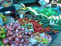 Cebolas, tomates, pepino, alface, mercados em Cajabamba. Peru, América do Sul.