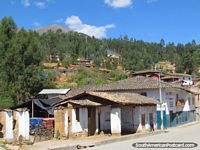 Casas en una colina en Cajabamba. Perú, Sudamerica.