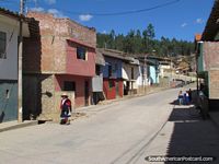 Rua tranquila e área em Cajabamba. Peru, América do Sul.