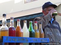 Bebidas quentes coloridas em Cajabamba no fim de dias. Peru, América do Sul.