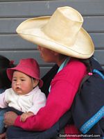 Mãe e bebê, habitantes locais de Cajabamba. Peru, América do Sul.
