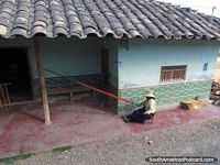 Una mujer teje fuera de su casa cerca de Cajabamba. Perú, Sudamerica.