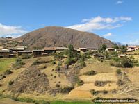 Casas em uma colina no caminho de Cajabamba a Huamachuco. Peru, América do Sul.
