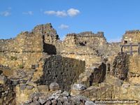Versión más grande de Viejas paredes interiores de castillo en ruinas de Marcahuamachuco.