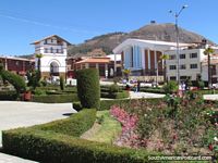 Versión más grande de Jardines de flores, campanario de Campanario y iglesia en Huamachuco.