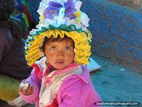 Menina jovem com chapéu colorido em Huamachuco. Peru, América do Sul.